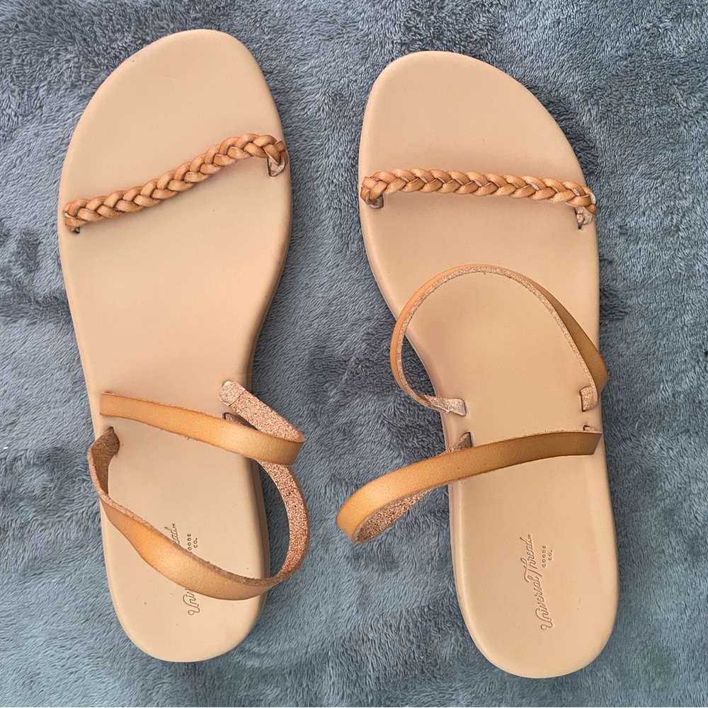 Size 9 tan/brown sandals with straps.